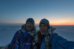 Le norvégien Borge Ousland et le Sud-Africain Mike Horn, sur la banquise Arctique. Photo L'Equipe