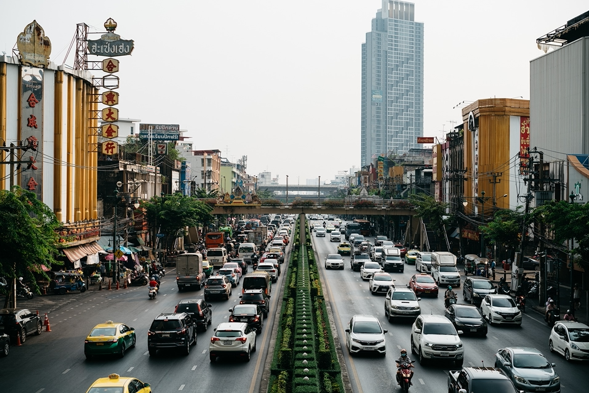 Les voitures individuelles se sont multipliées dans les villes des pays émergents (comme l’Inde ici), et l’air y est devenu souvent irrespirable (photo Pixabay)