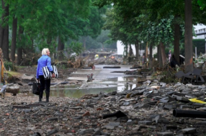 Le 16 juillet 2021, la dévastation dans une rue d’Allemagne de l’Ouest après les inondations (photo Reporterre/C. Stache/AFP)